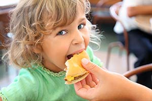En hurtig burger eller anden fastfood er ofte løsningen for stressede forældre, når de skal tilfredsstille deres børns sult eller behov for opmærksomhed.