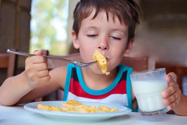 En morgenmad med røræg med bl.a. mælk og fuldkornstoast reducerede børnenes kalorie-indtag til frokost.
