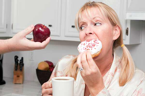 Et æble. Nej tak, jeg er på slankekur. En ny undersøgelse tyder på at det giver større mening at spise wienerbrød end frugt til morgenmad.
