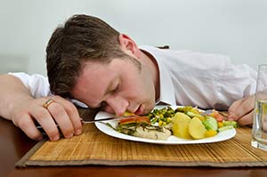 Hvor mange kalorier, du spiser, har tilsyneladende indflydelse på hvor længe du sover.