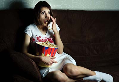 Det er måske svært ikke at hyggespise, når man ser en god film, men det kan i længden medvirke til at forstyrre dit metaboliske system.