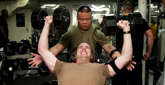 Vægtløftning og anden eksplosiv intensiv træning opbygger flere hvide muskler, der tilsyneladende medfører bedre blodsukkerkontrol. Foto: Kenneth Abbate/US Navy