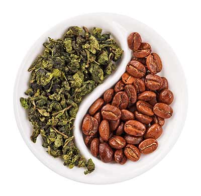 Grønne teblade og kaffebønner kan reducere risikoen for slagtilfælde, hvis du bare drikker et par kopper dagligt.