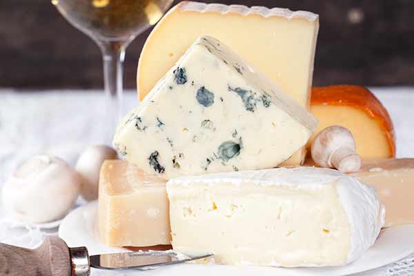Roquefort og andre stærkt fermenterede oste beskytter mod knoglesvækkelse ved betændelse.