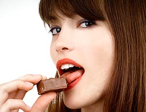 Et stykke chokolade til morgenmad hjælper tilsyneladende på det langsigtede vægttab.