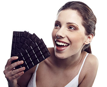 Mørk chokolade er fuld af flavonoler, der visder sig at kunne sænke dit blodtryk.