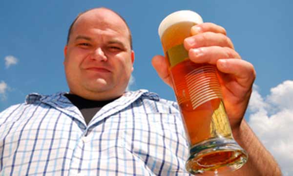 Stoffet xanthohumol i humle beskytter mod stofskifteproblemer, men det kræver at du drikker så mange øl dagligt, at du får større problemer.
