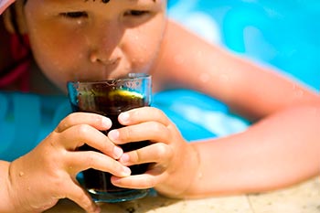 Bortset fra drenge i 6-11 års alderen er der tilsyneladende ikke nogen sammenhæng mellem sukkervand og fedme. Statistisk set.