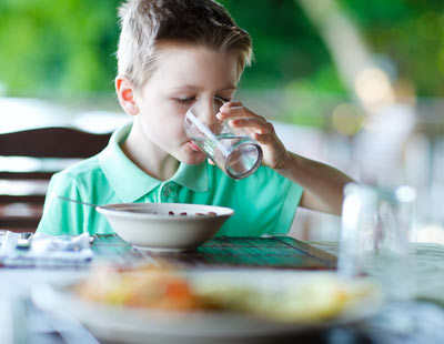 Drik vand til. Når børn får vand til måltiderne, bliver de mere tilbøjelige til at spise grøntsager.