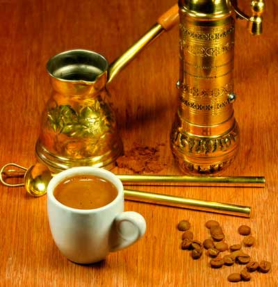 Den stærke orientalske kaffe er måske en af hemmelighederne bag et langt liv.