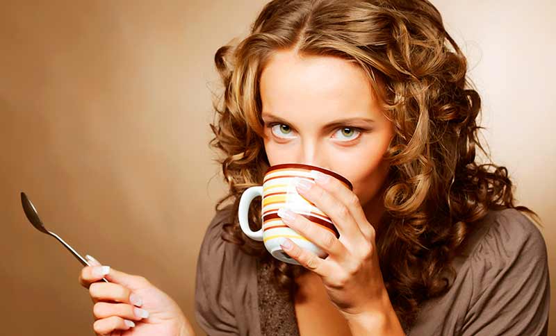 Kvinde drikker kaffe