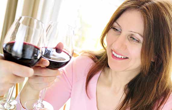 Et enkelt glas vin kan få dig til at fremstå mere tiltrækkende - formentlig fordi du ser sundere ud.