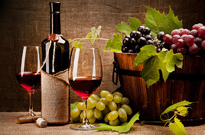 Rødvin og druer.