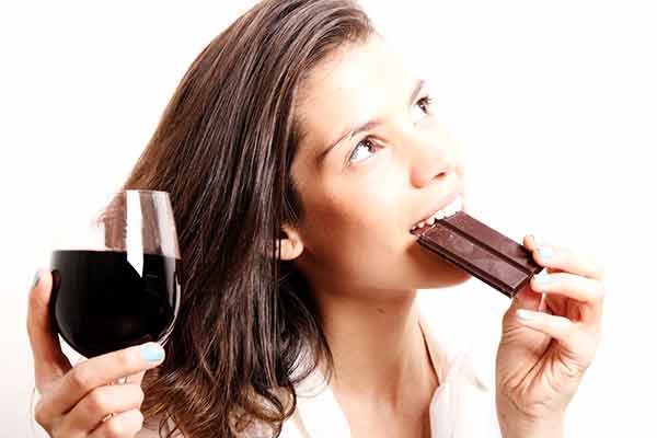 Flavonoler i bl.a. vin og chokolade kan forebygge blærekræft, men man skal nok hellere spise andre frugter og grøntsager for at undgå endnu større problemer.