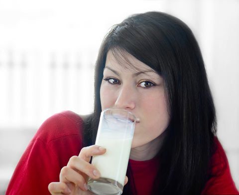 Drik skummetmælk eller minimælk hver dag og undgå at blive ramt af PMS.