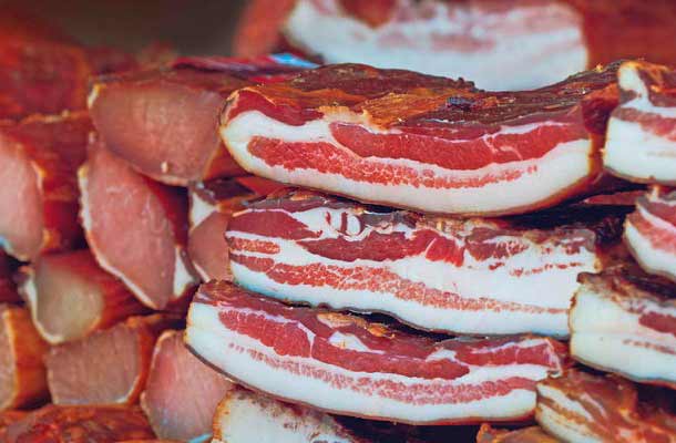 Baconfedt og andre fødevarer med palmitinsyre øger risikoen for inflammation ved at ændre immuncellers døgnrytme.