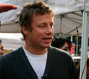 Opskrifteerne i to af Jamie Olivers populære kogebøger er ofte mere usunde end færdigretter. Foto: really short