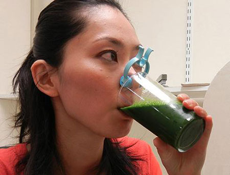 En forsøgsdeltager drikker et glas med grønsagssaft med en næseklemme. Foto: Oregon State University