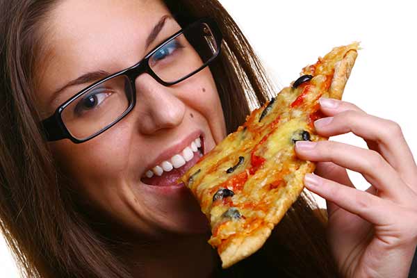Kvinde bider i pizzastykke