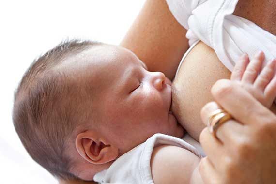 I hele det første leveår bør babyen kun få modermælk, da komælk har et for højt protein-indhold.