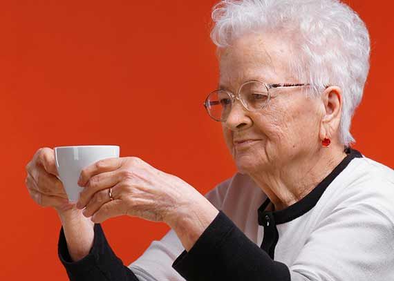 Ældre kvinder med en kop kaffe
